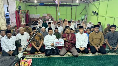 Ketua DPRD Kota Padang Muharlion bersama Jamah Musala Nurul Iman Bungo Pasang.