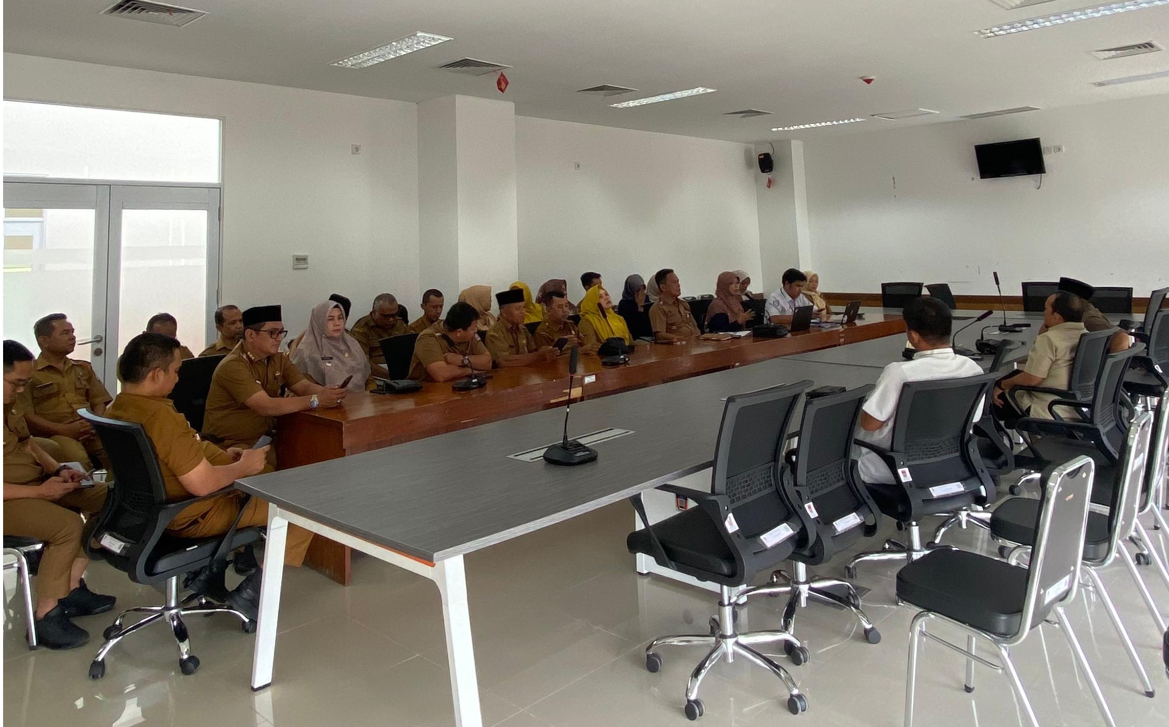 Komisi IV DPRD Kota Padang menggelar Rapat Kerja bersama sejumlah mitra kerja dalam rangka membahas permasalahan Desil dan Penerima Bantuan Iuran (PBI) di Kota Padang.