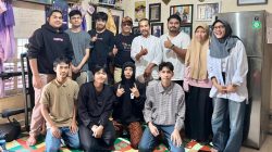 Dosen ISI Padangpanjang Dr. Adri Yandi, S.Sn., M.Sn bersama Pembina dan Anggota Komunitas Seni Kuflet Padangpanjang, Sabtu (07/03/2026).