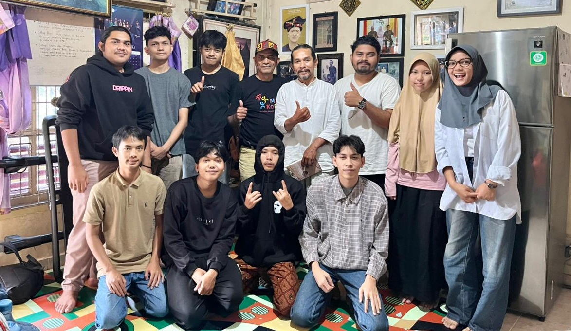 Dosen ISI Padangpanjang Dr. Adri Yandi, S.Sn., M.Sn bersama Pembina dan Anggota Komunitas Seni Kuflet Padangpanjang, Sabtu (07/03/2026).