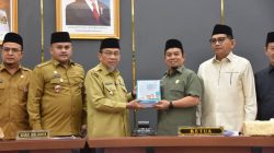 Ketua DPRD Kota Padang Muharlion didampingi Pimpinan DPRD saat menerima LKPJ Wali Kota Padang Tahun 2025 yang diserahkan Wawako Maigus Nasir, Senin (09/03/2026)