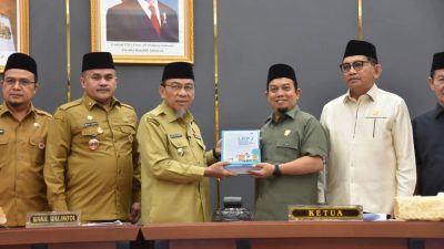 Ketua DPRD Kota Padang Muharlion didampingi Pimpinan DPRD saat menerima LKPJ Wali Kota Padang Tahun 2025 yang diserahkan Wawako Maigus Nasir, Senin (09/03/2026)