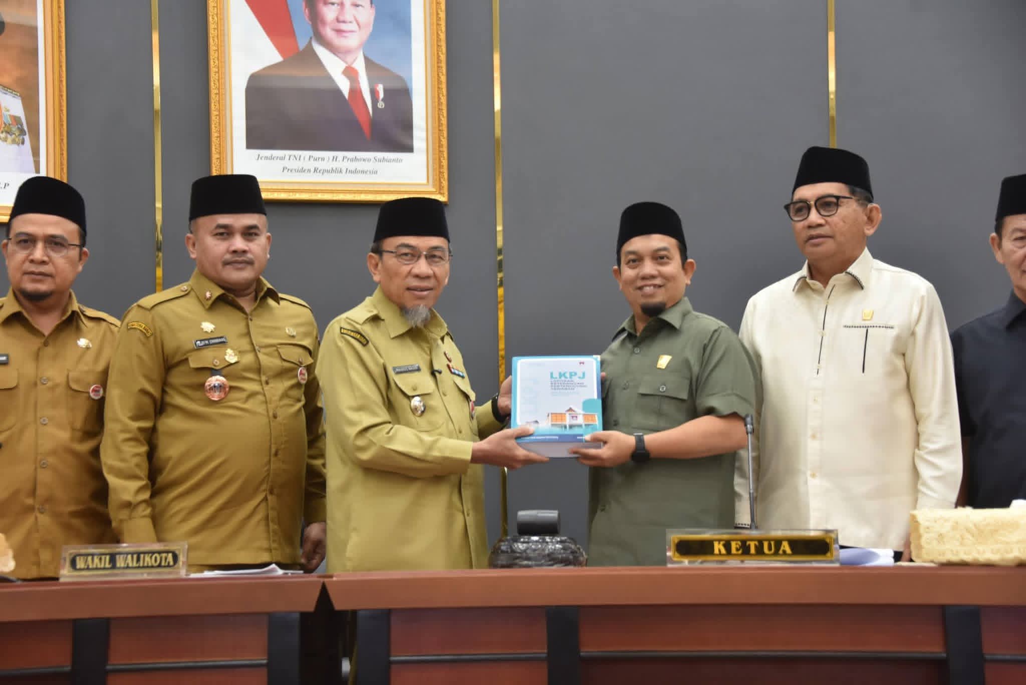 Ketua DPRD Kota Padang Muharlion didampingi Pimpinan DPRD saat menerima LKPJ Wali Kota Padang Tahun 2025 yang diserahkan Wawako Maigus Nasir, Senin (09/03/2026)