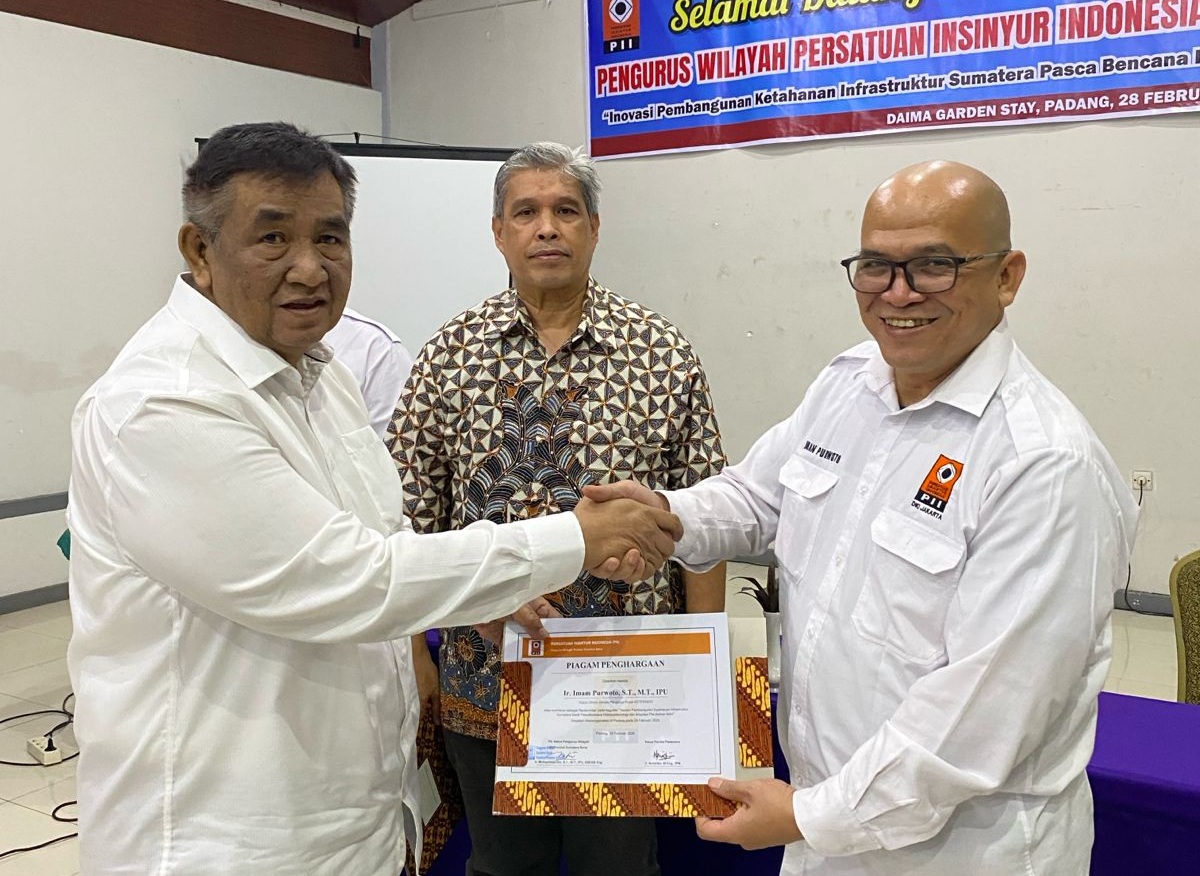 Penyerahan hasil Muswillub Persatuan Insinyur Indonesia (PII) Wilayah Sumatera Barat.