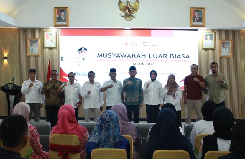 Isteri Wali Kota Padangpanjang, Ny. Maria Hendri Arnis saat terpilih secara aklamasi pada Musdalub PMI Kota Padangpanjang, Sabtu (07/03/2026).