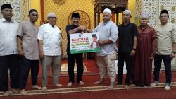 Osman Ayub selaku Wakil Ketua DPRD Kota Padang menyerahkan bantuan untuk Surau Papan Palinggam dan Pondok Tahfiz Masjid Raya Pasa Gadang.