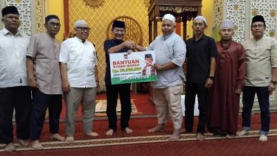 Osman Ayub selaku Wakil Ketua DPRD Kota Padang menyerahkan bantuan untuk Surau Papan Palinggam dan Pondok Tahfiz Masjid Raya Pasa Gadang.