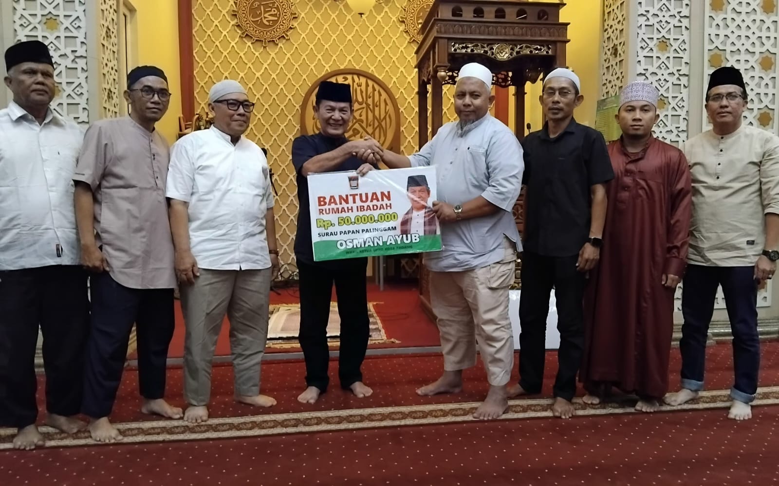 Osman Ayub selaku Wakil Ketua DPRD Kota Padang menyerahkan bantuan untuk Surau Papan Palinggam dan Pondok Tahfiz Masjid Raya Pasa Gadang.