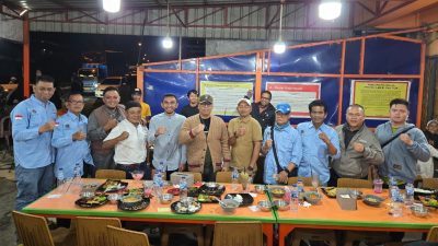 Pengurus PWI Kota Padangpanjang bersama Wali Kota Hendri Arnis, Wawako Allex Saputra dan Owner Pical Lele Om Tok usai buka puasa bersama, Rabu (18/03/2026).