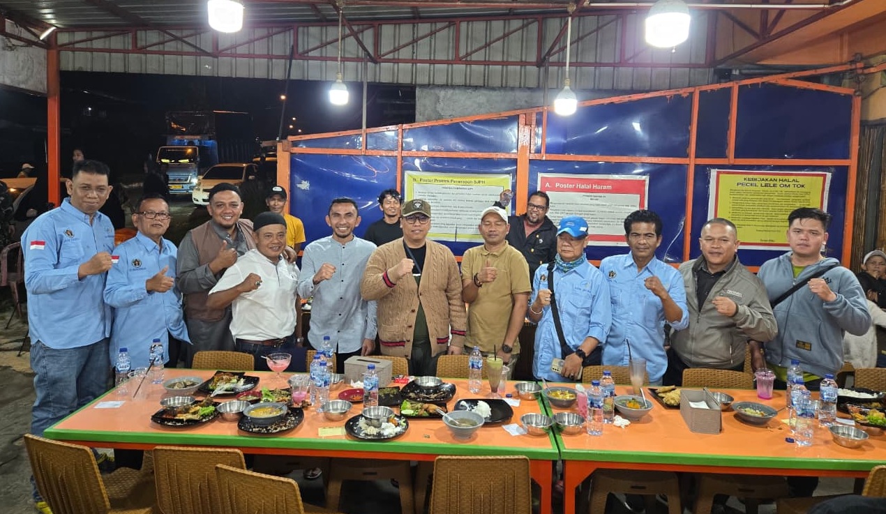 Pengurus PWI Kota Padangpanjang bersama Wali Kota Hendri Arnis, Wawako Allex Saputra dan Owner Pical Lele Om Tok usai buka puasa bersama, Rabu (18/03/2026).
