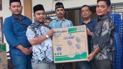 Penyerahan bantuan CSR dari PT. Agrowiratama kepada pengurus masjid dan musala saat kegiatan Safari Ramadan PT. Agrowiratama.