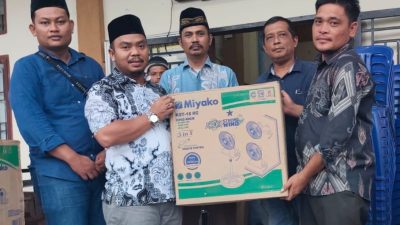 Penyerahan bantuan CSR dari PT. Agrowiratama kepada pengurus masjid dan musala saat kegiatan Safari Ramadan PT. Agrowiratama.