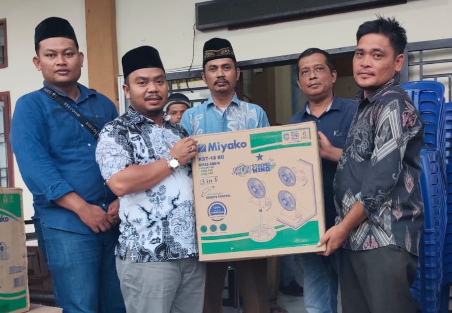 Penyerahan bantuan CSR dari PT. Agrowiratama kepada pengurus masjid dan musala saat kegiatan Safari Ramadan PT. Agrowiratama.