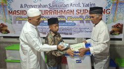 Penyerahan santunan kepada fakir miskin dan anak yayim dari tokoh msayarakat Supayang