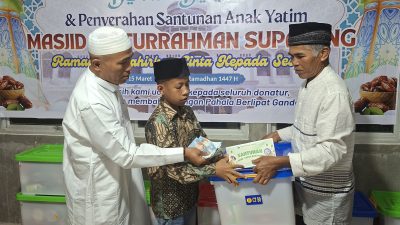 Penyerahan santunan kepada fakir miskin dan anak yayim dari tokoh msayarakat Supayang