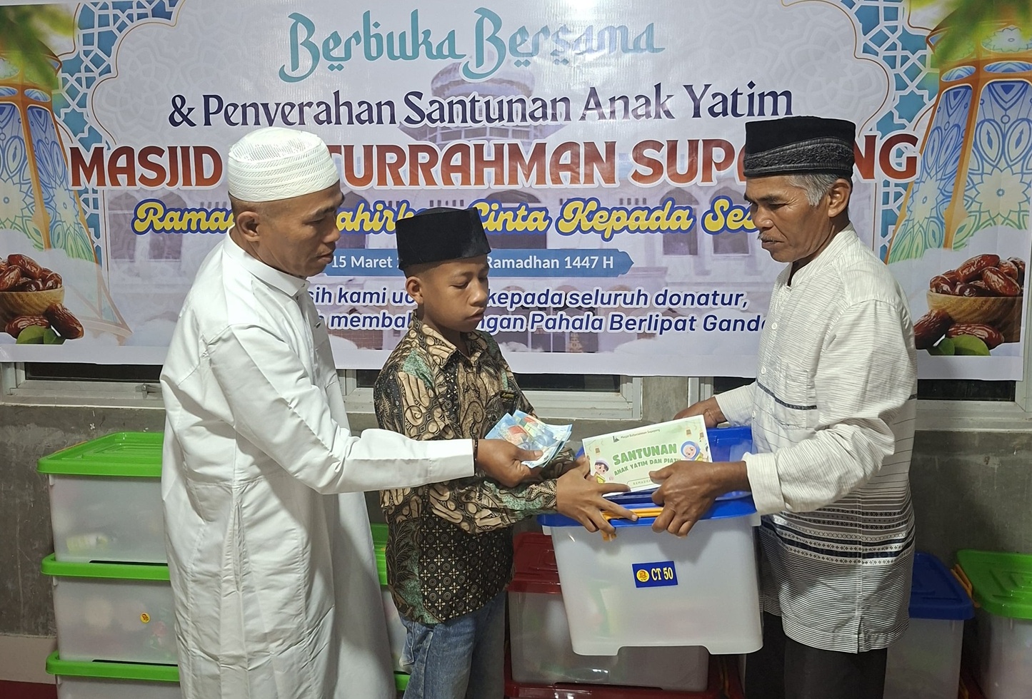 Penyerahan santunan kepada fakir miskin dan anak yayim dari tokoh msayarakat Supayang