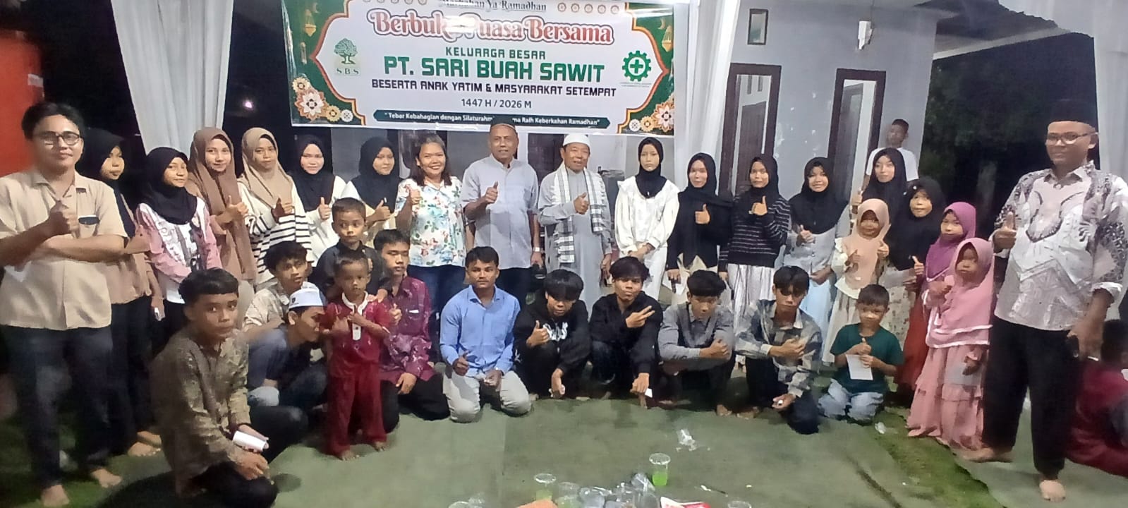 Manajemen PT. Sari Buah Sawit bersama puluhan Anak Yatim usai kegiatan buka puas bersama, Minggu (08/03/2026).
