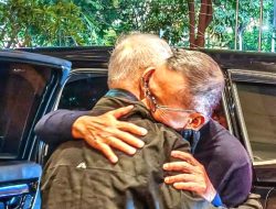 Pelukan Goenawan-Dahlan  Setelah 10 Tahun tak Berjumpa
