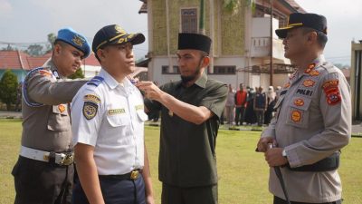 Wakil Wali Kota Padangpanjang Allex Saputra didampingi Kapolres AKBP Wisnu Hadi saat memasangkan tanda personil Operasi Ketupat Singgalang 2026, Kamis (12/03/2026).