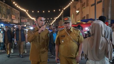 Wali Kota Padangpanjang Hendri Arnis bersama Wawako Allex Saputra saat penertiban pedagang di kawasan Pasar Pusat, Senin (09/03/2026) malam.