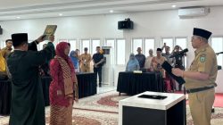 Wali Kota Padangpanjang Hendri Arnis saat melantik Wita Desi Susanti sebagai Pj Sekretaris Daerah di Aula Lantai III Balai Kota, Senin (09/03/2026).