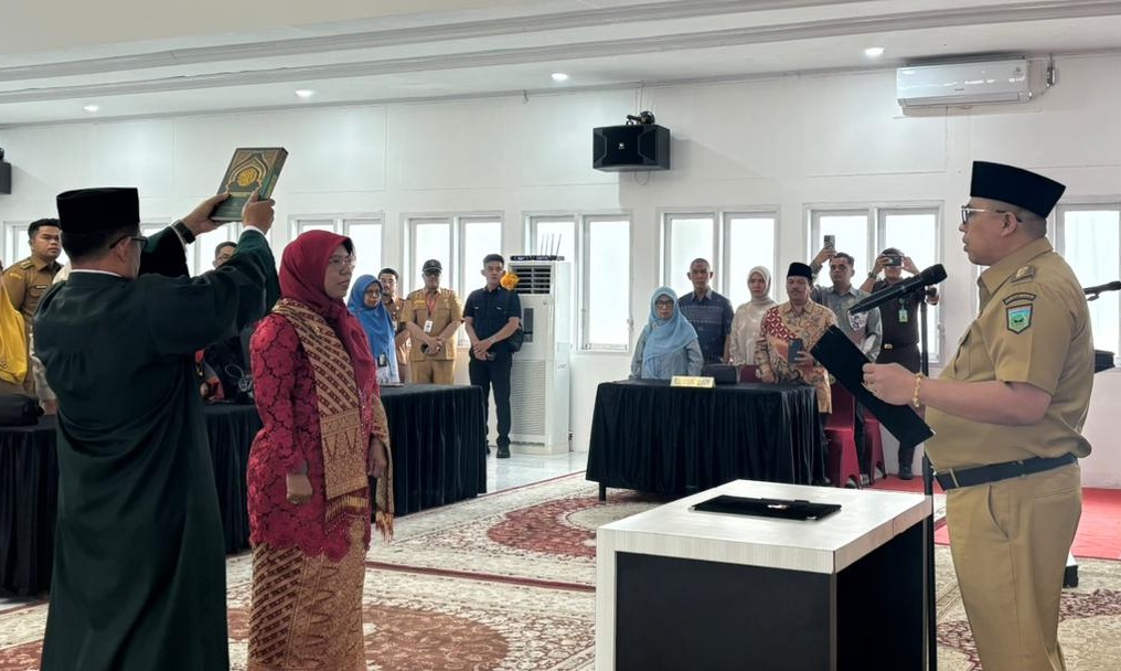Wali Kota Padangpanjang Hendri Arnis saat melantik Wita Desi Susanti sebagai Pj Sekretaris Daerah di Aula Lantai III Balai Kota, Senin (09/03/2026).