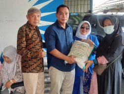 Wakil Ketua DPRD Kota Padangpanjang Mardiansyah, S.Kom saat menyerahkan bantuan beras.