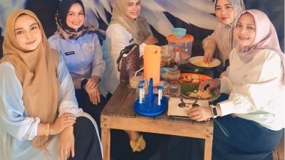 Okta Melina bersama ASN Pemko Padangpanjang saat menikmati kuliner di Kopi Om Ben_to.