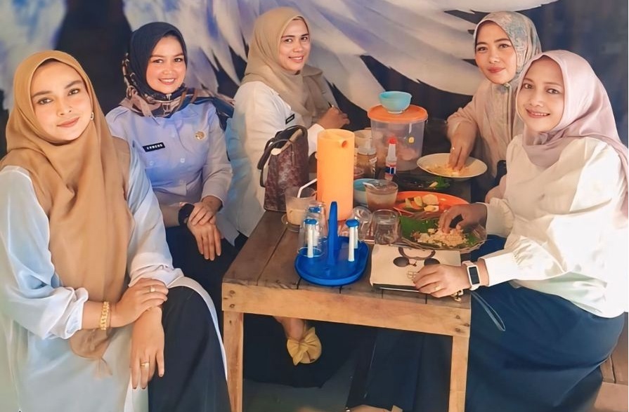 Okta Melina bersama ASN Pemko Padangpanjang saat menikmati kuliner di Kopi Om Ben_to.