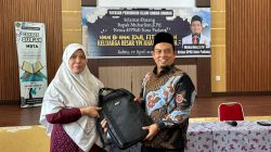 Ketua DPRD Padang Muharlion menyerahkan bantuan Laptop saat Halalbihalal SD Khairu Ummah, Sabtu (11/04/2026).