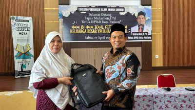 Ketua DPRD Padang Muharlion menyerahkan bantuan Laptop saat Halalbihalal SD Khairu Ummah, Sabtu (11/04/2026).
