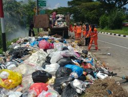 Tumpukan Sampah Meningkat di Flyover Jalan By Pass Menuju Bandara Internasional Minangkabau