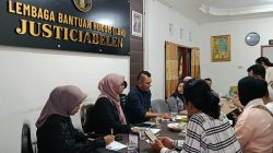 Elva Renita bersama Kuasa Hukum dari LBH Justiciabelen saat memberikan keterangan Pers, Sabtu (25/04/2026).