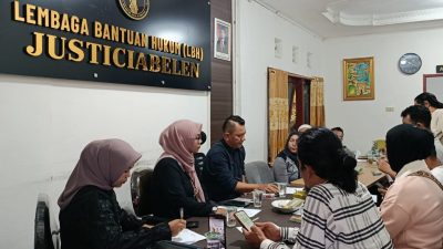 Elva Renita bersama Kuasa Hukum dari LBH Justiciabelen saat memberikan keterangan Pers, Sabtu (25/04/2026).