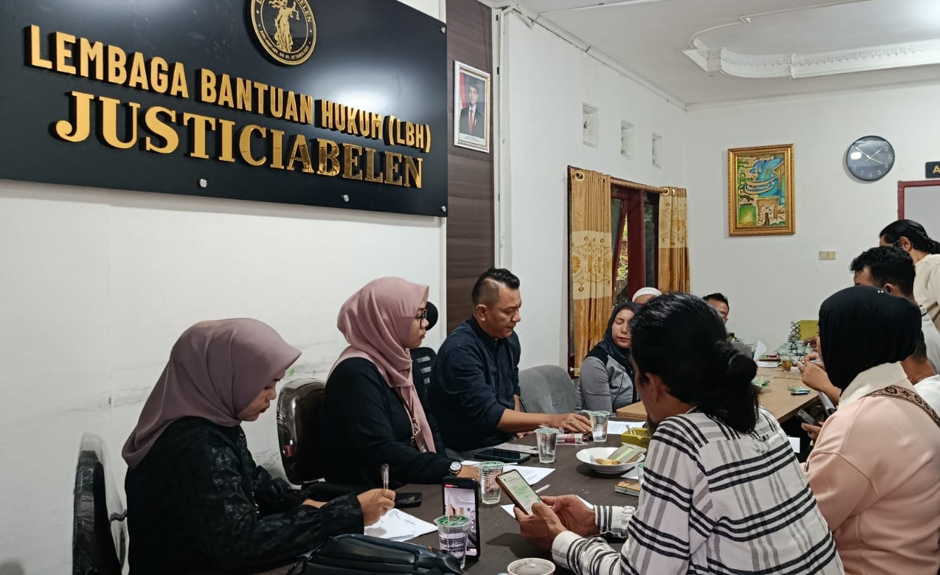 Elva Renita bersama Kuasa Hukum dari LBH Justiciabelen saat memberikan keterangan Pers, Sabtu (25/04/2026).
