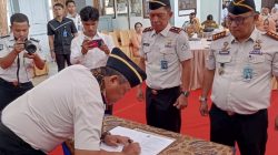 Kepala Kanwil Dirjen Pemasyarakatan Sumbar Kunrat Kasmiri, A.Md.Ip., S.Sos., M.AP menandatangani Berita Acara Sertijab Karutan Kelas IIB Padangpanjang dari Torkis Freddy Siregar kepada Novri Abbas, Senin (20/04/2026).