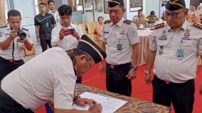 Kepala Kanwil Dirjen Pemasyarakatan Sumbar Kunrat Kasmiri, A.Md.Ip., S.Sos., M.AP menandatangani Berita Acara Sertijab Karutan Kelas IIB Padangpanjang dari Torkis Freddy Siregar kepada Novri Abbas, Senin (20/04/2026).