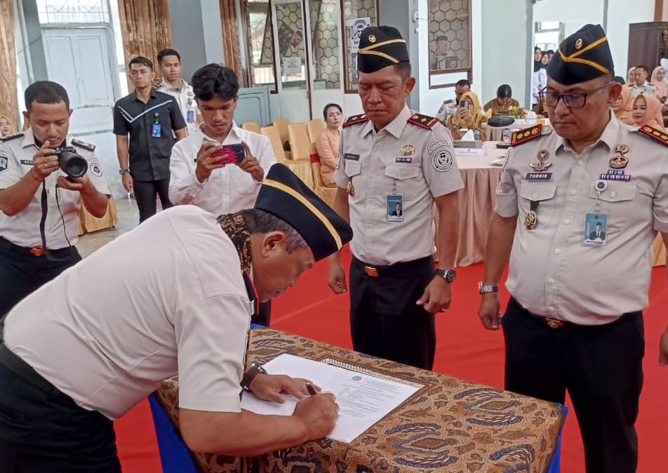 Kepala Kanwil Dirjen Pemasyarakatan Sumbar Kunrat Kasmiri, A.Md.Ip., S.Sos., M.AP menandatangani Berita Acara Sertijab Karutan Kelas IIB Padangpanjang dari Torkis Freddy Siregar kepada Novri Abbas, Senin (20/04/2026).