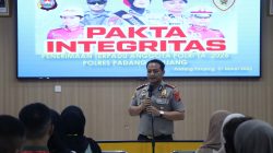 Kapolres Padangpanjang AKBP. Wisnu Hadi saat penandanganan pakta integritas penerimaan Seleksi Anggota Polri 2026.  