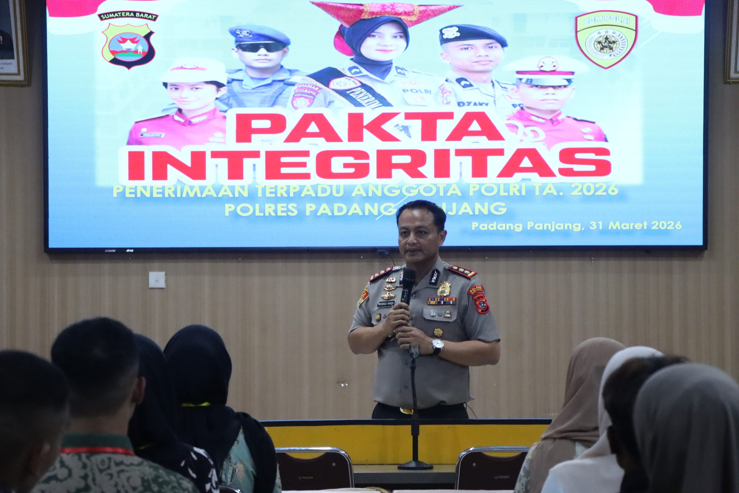 Kapolres Padangpanjang AKBP. Wisnu Hadi saat penandanganan pakta integritas penerimaan Seleksi Anggota Polri 2026.  
