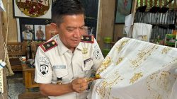 Karutan Kelas IIB Padangpanjang Novri Abbas, SH., MH saat membatik di Rumah Batik Canting Buana Kreatif, Jum’at(24/04/2026)