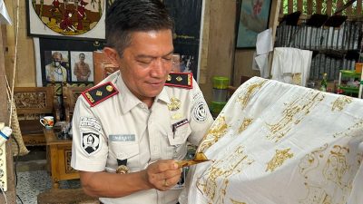 Karutan Kelas IIB Padangpanjang Novri Abbas, SH., MH saat membatik di Rumah Batik Canting Buana Kreatif, Jum’at(24/04/2026)