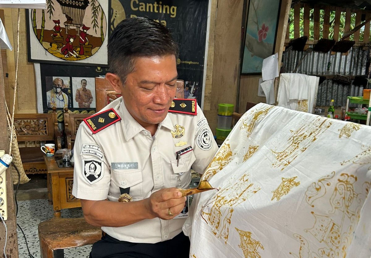 Karutan Kelas IIB Padangpanjang Novri Abbas, SH., MH saat membatik di Rumah Batik Canting Buana Kreatif, Jum’at(24/04/2026)