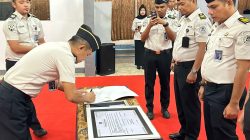 Kepala Rutan Kelas IIB Padangpanjang Novri Abbas, SH., MH menandatangani Komitmen Zero Halinar di lingkungan Rutan, Jum’at (24/04/2026).