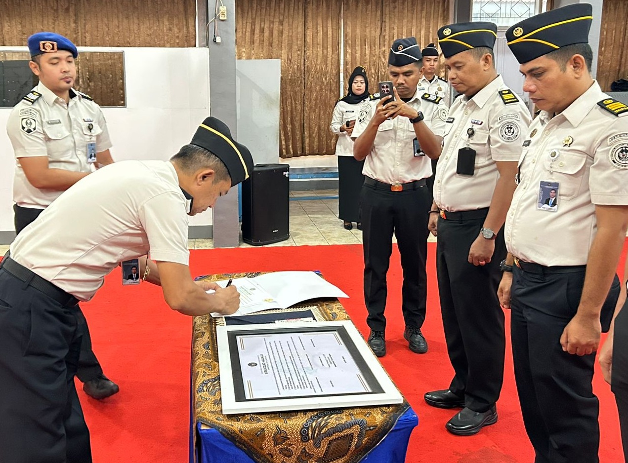 Kepala Rutan Kelas IIB Padangpanjang Novri Abbas, SH., MH menandatangani Komitmen Zero Halinar di lingkungan Rutan, Jum’at (24/04/2026).