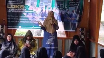 Kepala MTsN 6 Solok Selatan Lili Defita, S.Pd saat penutupan LDK di Cafe dan Objek Wisata di kecamatan Koto Parik Gadang
