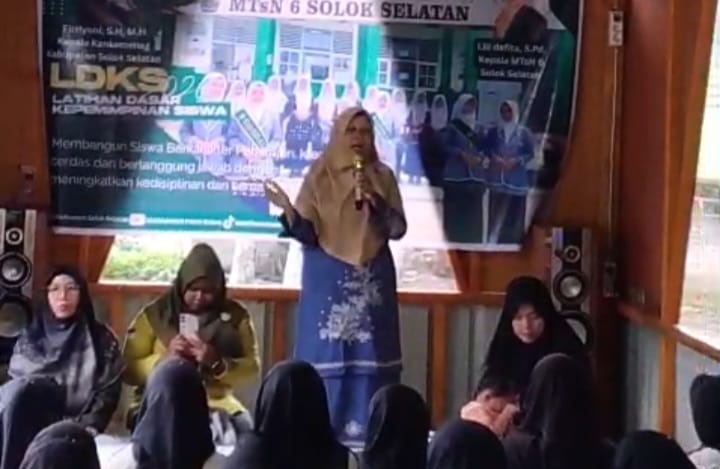 Kepala MTsN 6 Solok Selatan Lili Defita, S.Pd saat penutupan LDK di Cafe dan Objek Wisata di kecamatan Koto Parik Gadang