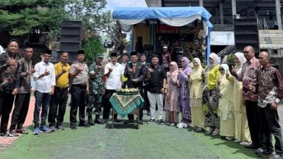 Kepala SMAN 1 Kinali Musfar, S.Pd., MM bersama Kasi SMK Cabdin VI Ferdi Yogi dan majelis guru saat penyerahan kembali 279 siswa yang tamat di tahun 2026, Kamis (16/04/2026).
