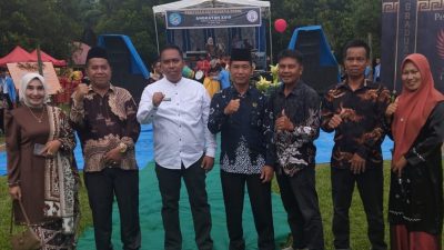 Kepala SMAN 1 Luhak Nan Duo, Syafrudin, S.Pd bersama Kasi SMA, SMK dan SLB Rudy Pranata dan majelis guru saat perpisahan siswa kelas XII SMAN 1 Luhak Nan Duo, Rabu (15/04/2026).