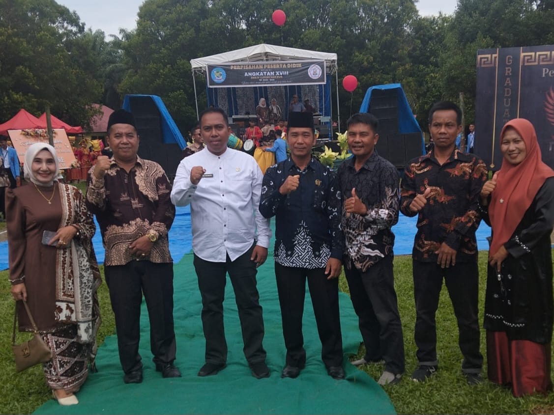 Kepala SMAN 1 Luhak Nan Duo, Syafrudin, S.Pd bersama Kasi SMA, SMK dan SLB Rudy Pranata dan majelis guru saat perpisahan siswa kelas XII SMAN 1 Luhak Nan Duo, Rabu (15/04/2026).